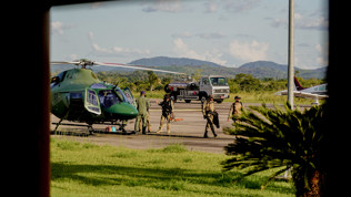 Ibama, Brasils miljøpoliti, aksjonerer mot ulovlig gruvevirksomhet i Amazonas. For å komme ut til gruvene i regnskogen må de bruke helikopter.