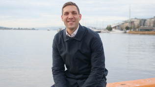Klima- og miljøminister Andreas Bjelland Eriksen foran Oslofjorden