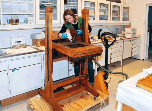 Figur 4.10 Konservator i arbeid på Norsk Teknisk Museum.