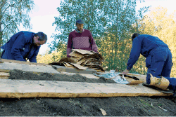 Figur 4.19 Fra kurset 
Never again
  der håndverkere fra ulike museer prøver ulike nevertekkingstradisjoner for å sikre ny kunnskap.