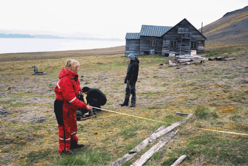 Figur 4.20 Direktør Tora Hultgreen ved Svalbard Museum ledet sommeren 2008 arkeologiske utgravninger i en fellesgrav med 15 norske fangstmenn som døde på Kapp Thordsen våren 1873.