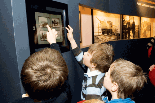 Figur 4.31 Den kulturelle skulesekken: Skoleelever i utstillingen 
Flytende Russisk – Sjømenn fra øst møter Tromsø
 , Perspektivet Museum 2008.