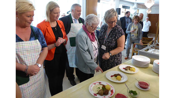 Bruker velger ut sin middagstallerken, sammen med daglig leder på Fagerborghjemmet Anita Glittum.