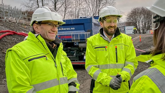 Klima- og miljøminister Espen Barth-Eide sammen med næringsminister Jan Christian Vestre besøker Tøyenbadet i Oslo.