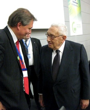 Terje Riis-Johansen og Henry Kissinger. Foto UC/OED