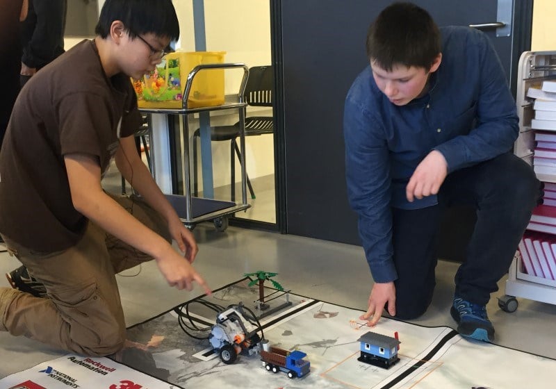 Elever i 9. klasse på Hundsund ungdomsskole koder sine egne legoroboter. 