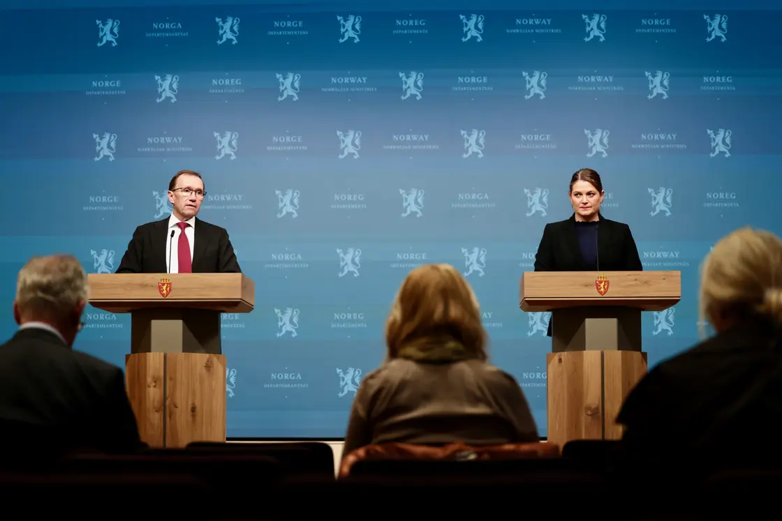 Minister of Foreign Affairs Espen Barth Eide and Minister of Trade and Industry Cecilie Myrseth on stage.
