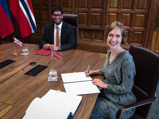 Næringsminister Iselin Nybø signerer på vegne av Norge frihandelsavtale