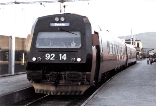 Figur 5.2 Togsett BM 92 14 med motorvogn og styrevogn som 4. januar
 2000 gikk som tog 2369