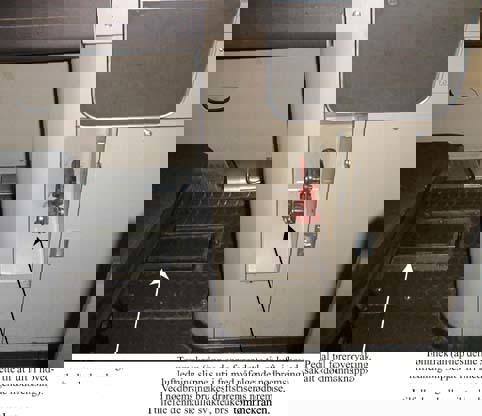 Figur 5.7 Førerplassen på BM 92 med tømmekran
 og pedal for førerovervåking (dødmannsknappen)