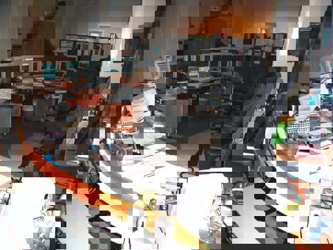 Figur 6.1 Hamar togledersentral. Arbeidsplassen for overvåking
 av Rørosbanen lengst bak