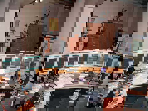 Figur 6.2 Arbeidsplassen for overvåking av Rørosbanen
 og strekningen Hamar– Eidsvoll. VICOS-skjermer til venstre
 og -skjermer for Rørosbanen til høyre