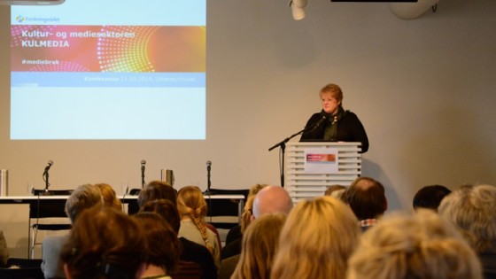Trine Skei Grande på talerstolen med publikum foran seg.
