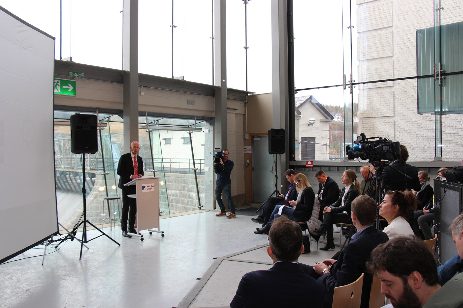 Olje- og energiminister Tord Lien presenterer Energimeldingen på Rånåsfoss (foto HSI/OED).