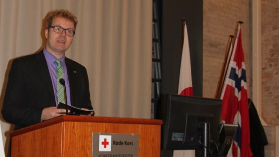 Statssekretær Bjørgulv Vinje Borgundvaag på talerstolen på Røde Kors' konferansesenter i Oslo.