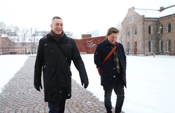 Forsvarsminister Frank Bakke-Jensen og politisk rådgiver Johannes Utvåg på vei til dagens NATO møte.