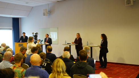 bilde av pressekonferanse med kommunalminister og utenriksminister