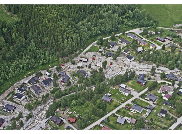 Figur 11.1 Ødeleggelser i Kvam etter flom juni 2011.