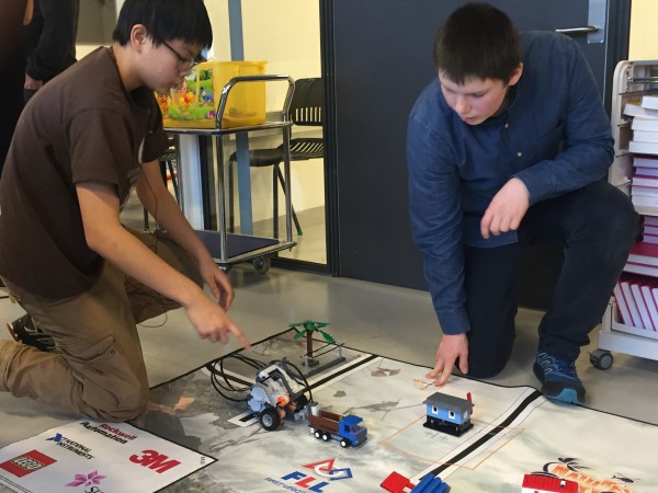 Elever ved Hundsund ungdomsskole i Bærum får bryne seg på ny teknologi i valgfaget "Teknologi i praksis".