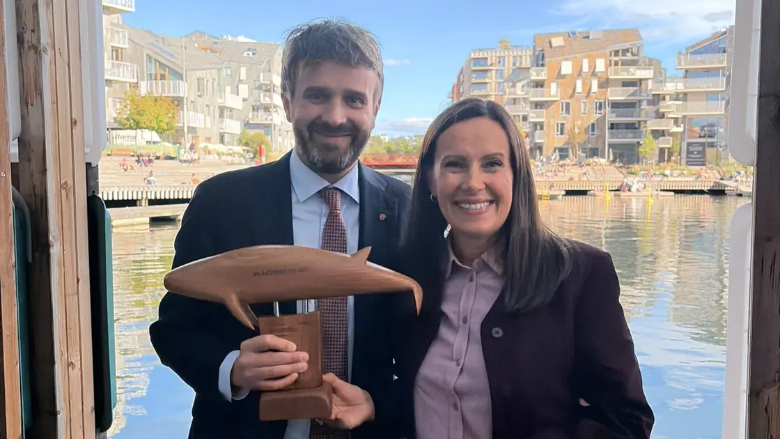 Fiskeri- og havministeren overrekker Vandrekvalen til helse- og omsorgsminister Jan Christian Vestre.