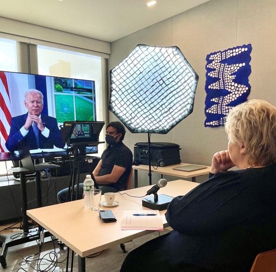 President Joe Biden på skjermen. Erna Solberg ser på.