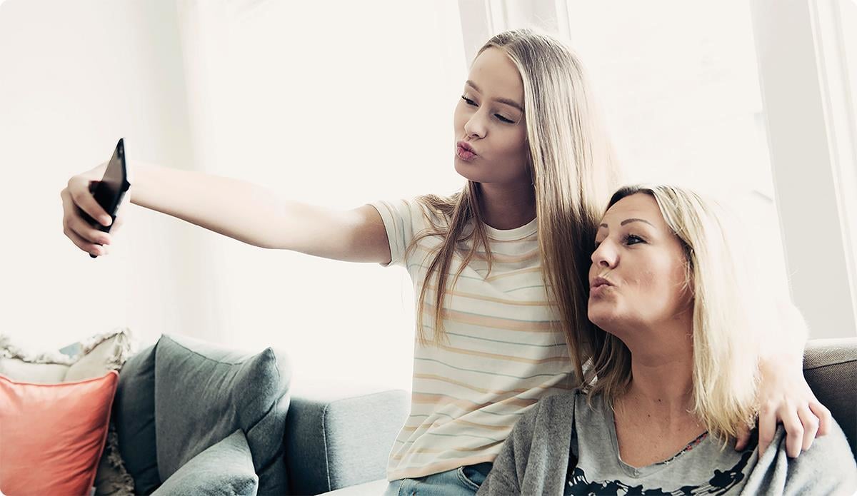 Mor og datter tar selfie.
