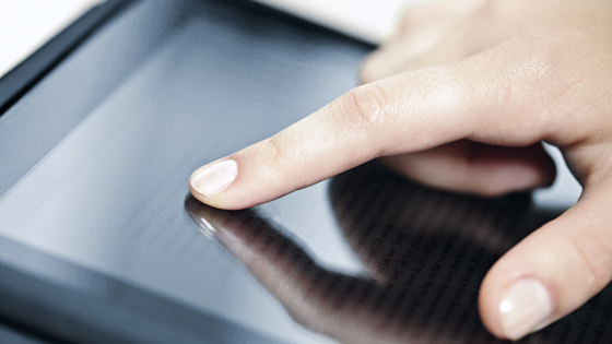 Finger på mobiltelefon