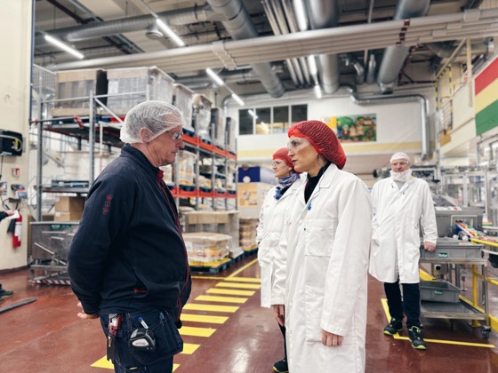 Statssekretær Brekken besøker Freias fabrikk i Oslo.
