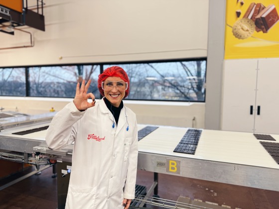 Statssekretær Brekken besøker Freias fabrikk i Oslo.