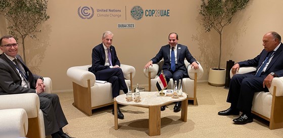 Statsminister Jonas Gahr Støre hadde lørdag et møte med Egypts president Abdel Fattah Al Sisi på COP 28.