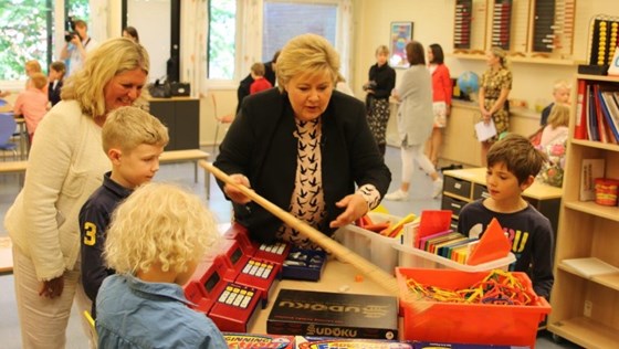 Statsminister Erna Solberg deltar på gruppearbeid i matematikk med elever fra tredje trinn på Høvik verk skole.