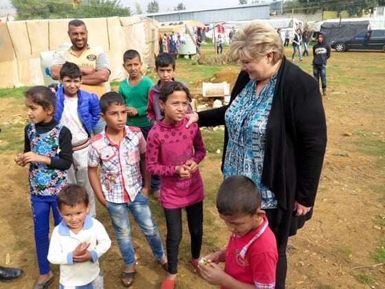 Statsminister Erna Solberg sammen med barn i en flyktningleir i Libanon: