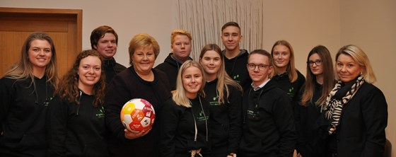 Bilde av ungdommens distriktspanel sammen med statsminister Erna Solberg og statsråd Monica Mæland