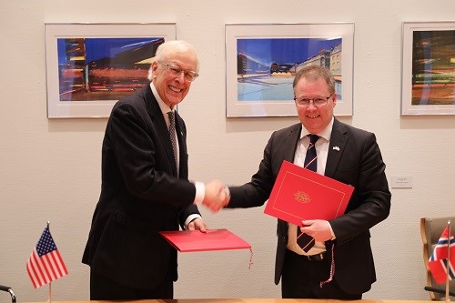 USAs ambassadør Marc Bennett Nathanson og forsvarsminister Bjørn Arild Gram (Sp) signerte i dag SDCA avtalen.