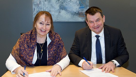 Gunn Marit Helgesen, styreleder i KS, og Tor Mikkel Wara undertegner avtalen i Justis- og beredskapsdepartementet.