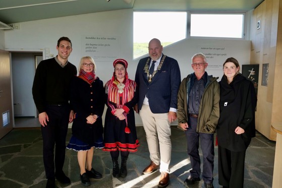 Fra venstre: Klima og miljøminister Andreas Bjelland Eriksen, ordfører i Nesseby Berit Rannveig Nilssen, sametingspresident Silje Karine Muotka, fylkesordfører i Finnmark Hans-Jacob Bønå, ordfører i Båtsfjord Øyvind Hauken og varaordfører i Tana Anna Oliva Taksgård, på Tana og Varanger museum, Mortensnes.