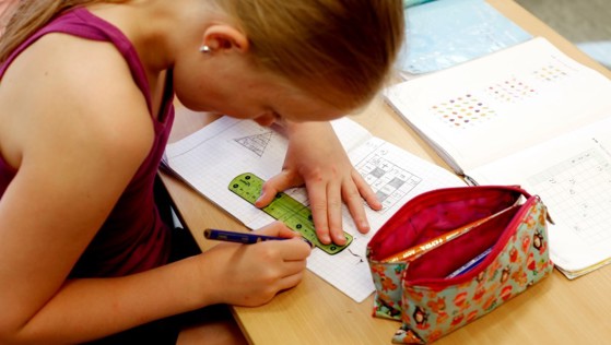 Bilde av skoleelev som skriver