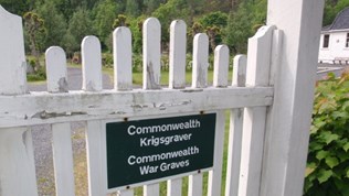 Bilde av port inn til Risør kirkegård med skiltet "Commonwealth Krigsgraver / Commonwealth War Graves".