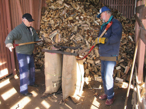 Figur 8.1 Operasjon ved. Pensjonister jobber frivillig og hogger ved
 til uføre og trengende