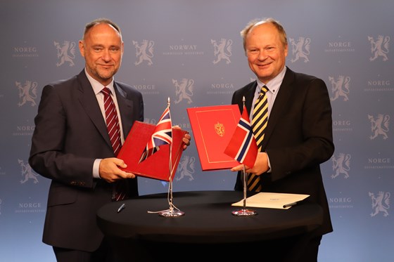 Statssekretær Lars Andreas Lunde og den britiske ambassadøren Richard Woods.
