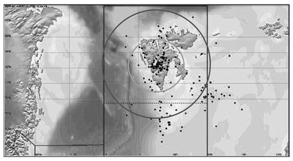 Figur 4.3 Viser redningsoppdrag med redningshelikopter i havområdene omkring Svalbard. Den stiplede linjen (75.8°N) angir den sørlige avgrensning av fiskevernsonen ved Svalbard. Som det fremkommer av kartet utføres det 43 oppdrag utenfor fiskevernsonen med hel...
