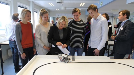 Næringsministeren fikk møte elever ved forskerlinjen på St. Olav videregående skole i Stavanger onsdag 28. september. Her fordyper elevene seg i realfag og tar fag på universitetsnivå. Hanna, Victoria, Andreas og Johan (alle 18 år) viste Mæland hvordan de har bygget roboter på skolen. Deretter ble det avholdt innspillsmøte med næringsliv, industri og utdanningsinstitusjoner i skolens lokaler.