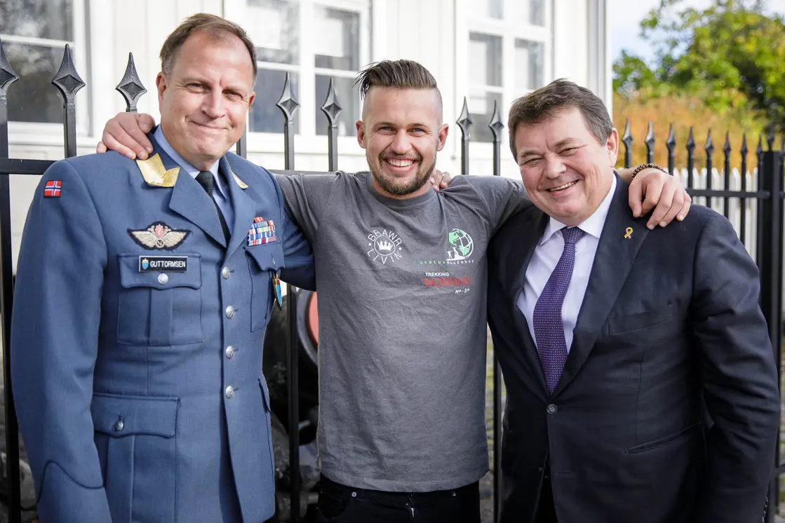 Veteraninspektør Tom Guttormsen, veteran Jack Barden og statssekretær Øystein Bø.