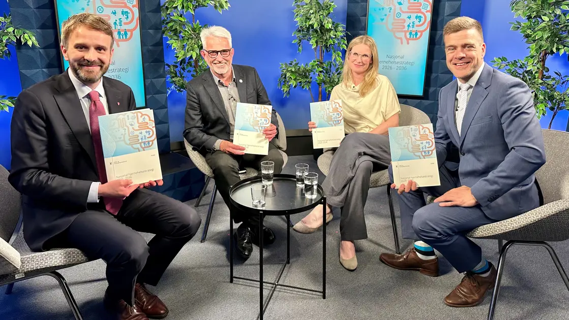 Helse- og omsorgsminister Jan Christian Vestre, professor i nevrologi Kjell Morten Myhr, lege i nevrologi Marte Roa Syvertsen og Henrik Peersen fra Hjernerådet.