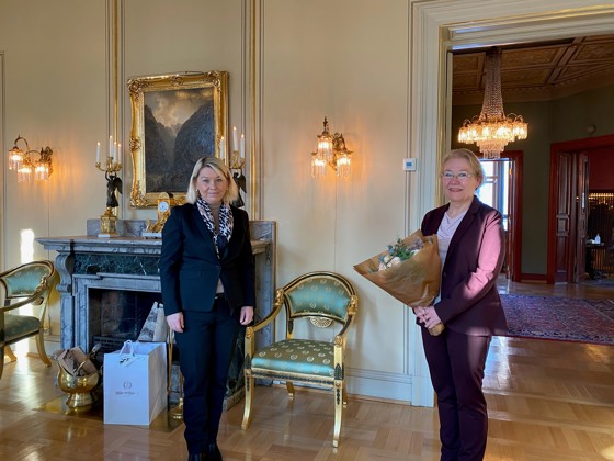 Marianne Jaokobsen, ny sjef i UNE, og justisminister Monica Mæland