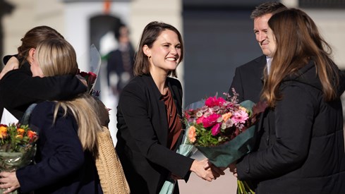 Kunnskapsminister Kari Nessa Nordtun tar i mot blomster på Slottsplassen