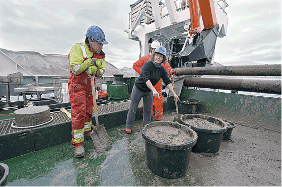 Figur 2.4 Prøvetaking under det norsk-russiske økosystemtoktet i 2012. Havforskar Lis L. Jørgensen leier arbeidet med å sortere botnprøvar. 