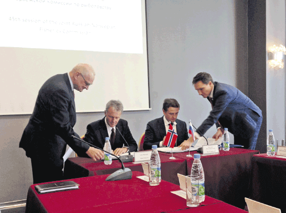 Figur 3.5 Delegasjonsleiarane Ilja Vasiljevitsj Sjestakov og Arne Røksund ved underskrivinga av den norsk-russiske fiskeriavtalen for 2016