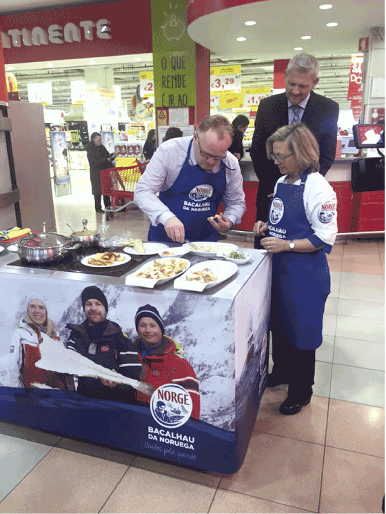 Figur 5.1 Portugisarane elskar klippfisk. Her deler fiskeriminister Per Sandberg ut klippfisk i Lisboa