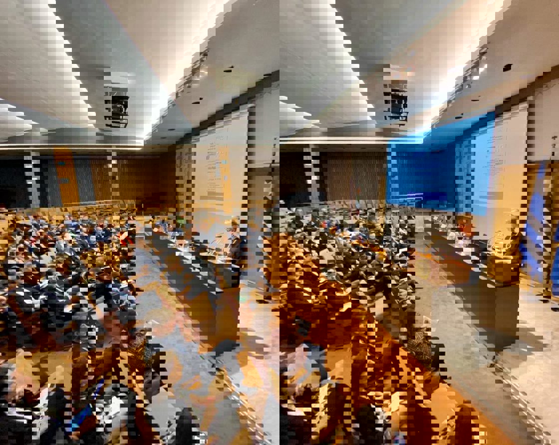 Hilde Barstad på talerstolen i Aten